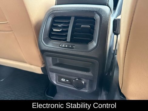 Used 2022 Volkswagen Tiguan SE image 12