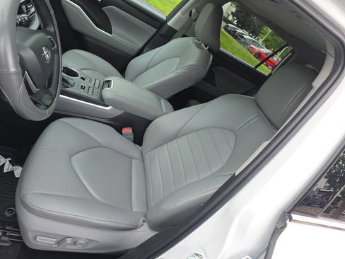 Used 2022 Toyota Highlander XLE AWD/4WD image 11