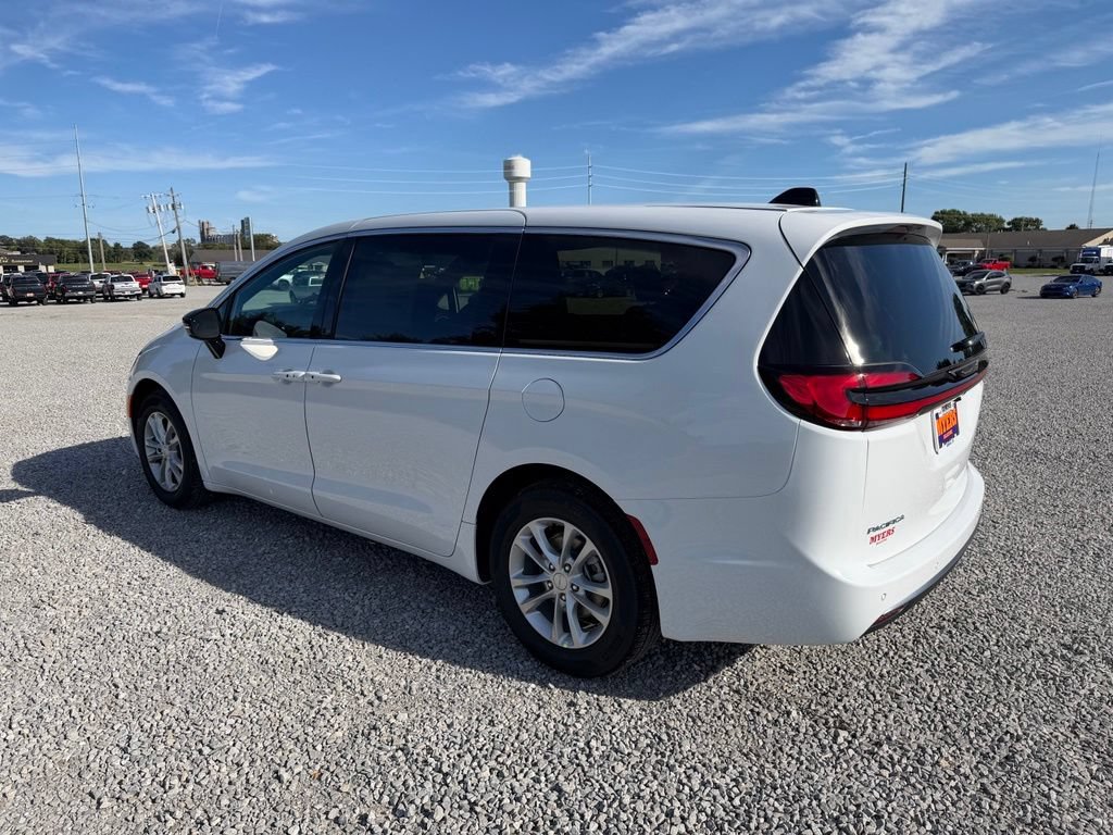 New 2027 Chrysler Pacifica Select FWD image 29