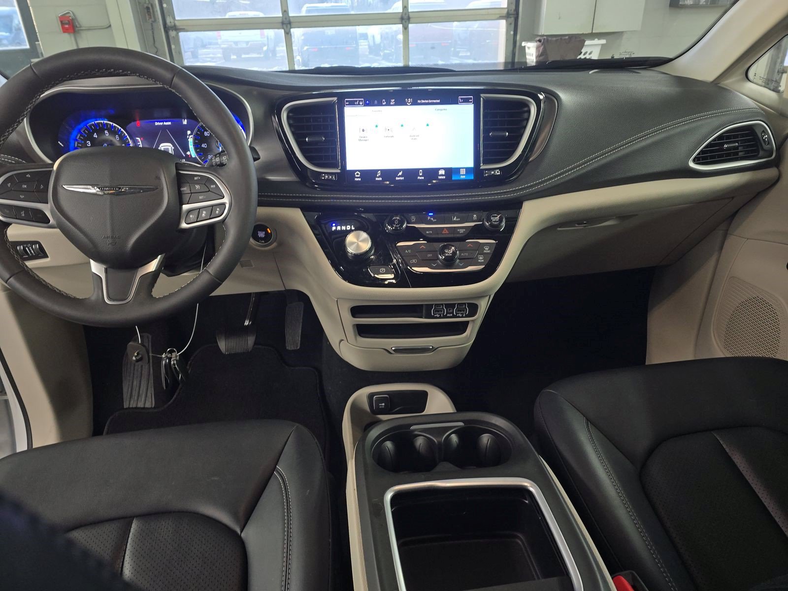 Used 2024 Chrysler Pacifica Touring-L FWD image 9