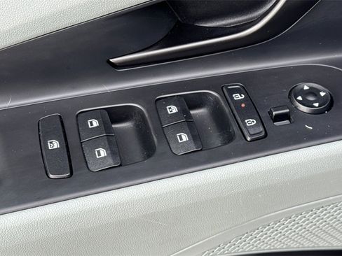 Used 2025 Hyundai Elantra Limited image 12