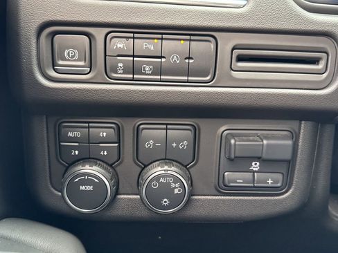 Used 2024 Chevrolet Suburban LT w/ Luxury Package AWD/4WD image 15