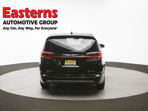 Used 2024 Chrysler Pacifica Limited FWD image 37