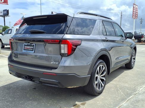 Used 2025 Ford Explorer ST-Line AWD/4WD image 4