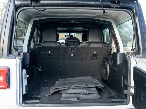 Used 2018 Jeep Wrangler Unlimited Sahara w/ Uconnect 4C Nav & Sound Group image 9