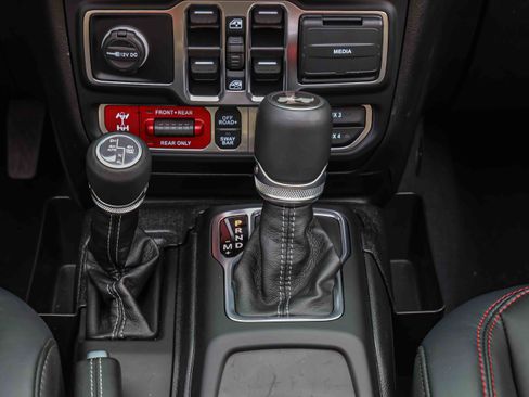 Used 2024 Jeep Wrangler Unlimited Rubicon AWD/4WD image 13