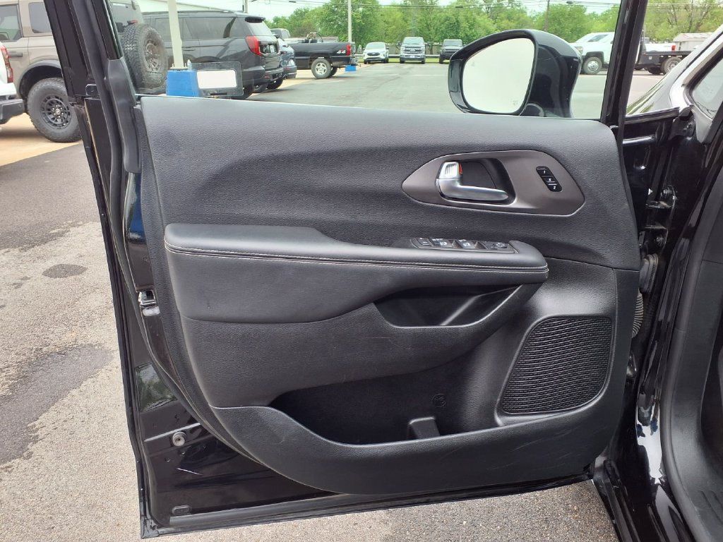Used 2025 Chrysler Pacifica Select FWD image 17