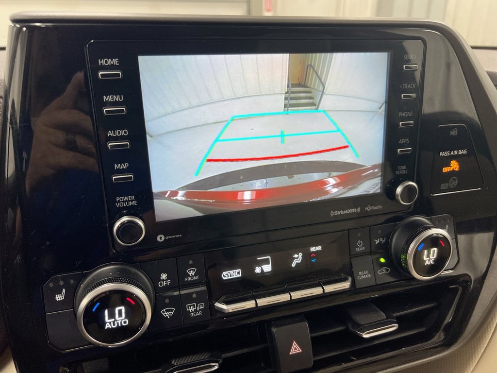 Used 2021 Toyota Highlander XLE AWD/4WD image 16