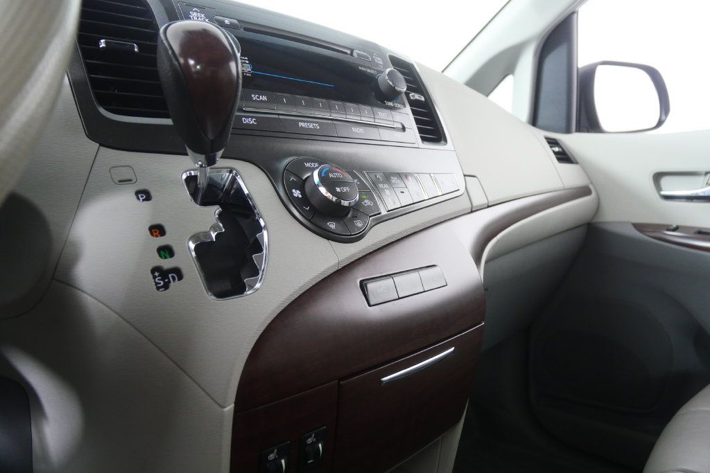 Used 2013 Toyota Sienna XLE FWD image 22