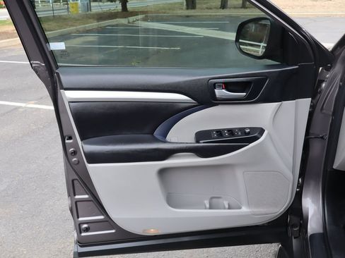 Used 2018 Toyota Highlander XLE AWD/4WD image 24