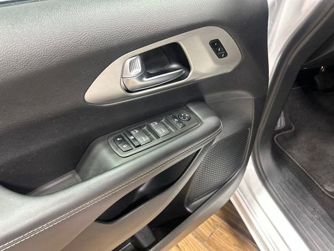Used 2023 Chrysler Pacifica Limited w/ S Appearance Package AWD/4WD image 38