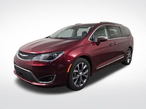 Used 2019 Chrysler Pacifica Limited w/ Tire & Wheel Group FWD image 2