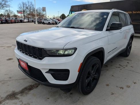 Used 2023 Jeep Grand Cherokee Altitude image 34