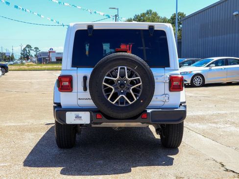 Used 2025 Jeep Wrangler Unlimited Sahara AWD/4WD image 20