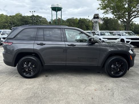 New 2025 Jeep Grand Cherokee Altitude image 8