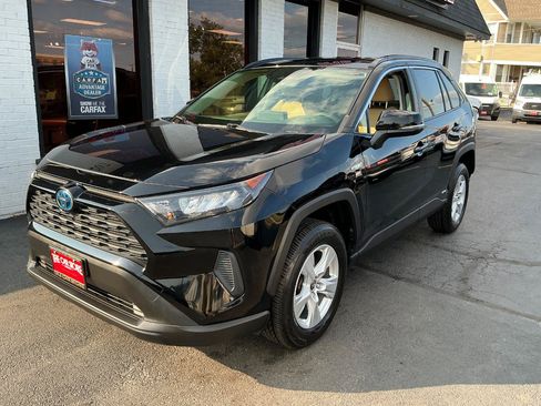 Used 2020 Toyota RAV4 LE AWD/4WD image 2