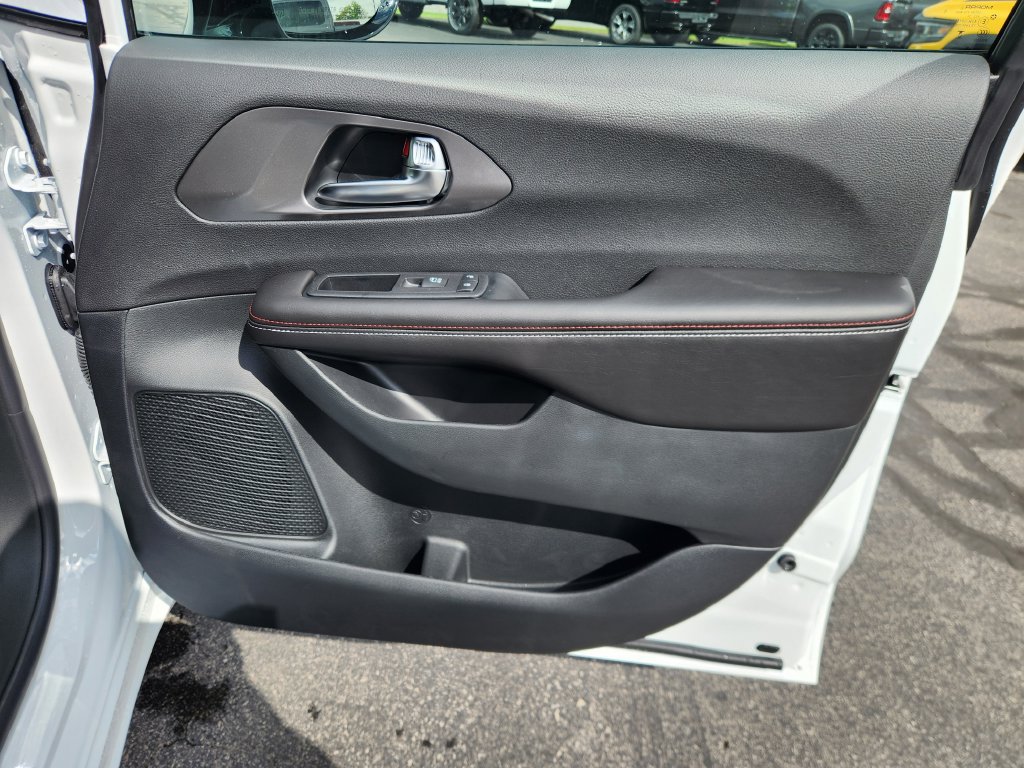 New 2027 Chrysler Pacifica Select FWD image 11