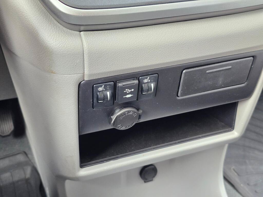 Used 2020 Toyota Sienna XLE w/ XLE Navigation Package FWD image 26