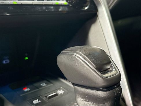 Used 2023 Toyota Venza LE image 19