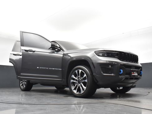 Used 2022 Jeep Grand Cherokee Overland w/ Luxury Tech Group IV AWD/4WD image 28