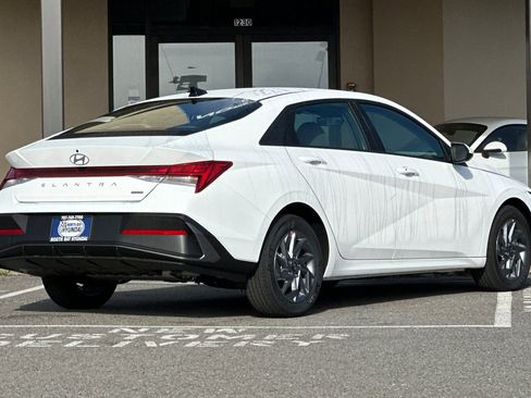 New 2026 Hyundai Elantra Hybrid FWD image 4