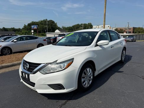 Used 2016 Nissan Altima 2.5 S w/ Power Driver Seat Package FWD image 3