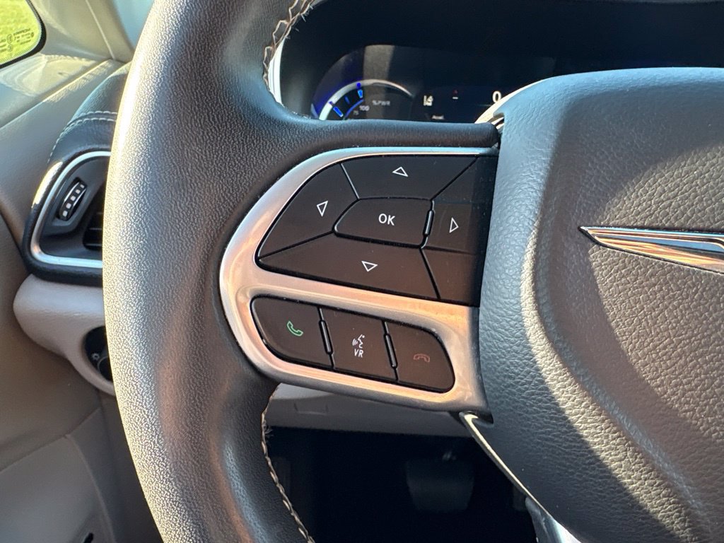 Used 2022 Chrysler Pacifica Limited FWD image 22