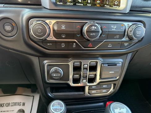 Used 2022 Jeep Wrangler Unlimited Sahara image 21