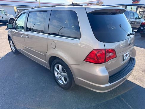 Used 2009 Volkswagen Routan SEL FWD image 3