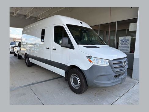 Used 2021 Mercedes-Benz Sprinter 2500 image 1