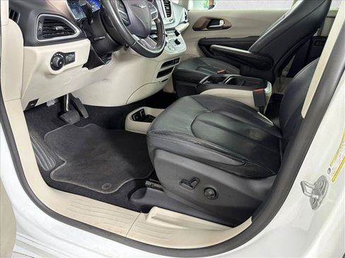 Used 2019 Chrysler Pacifica Touring-L FWD image 9