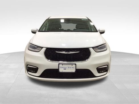 Used 2023 Chrysler Pacifica Touring-L FWD image 7