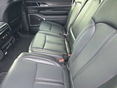 Used 2024 Jeep Wagoneer L Series II w/ Flexible Seating Group AWD/4WD image 16