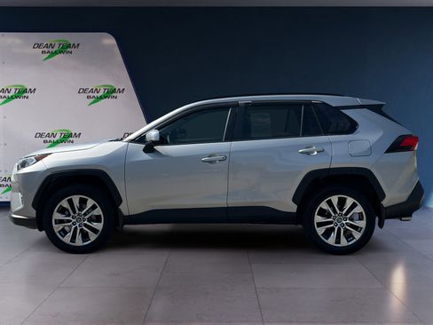 Used 2020 Toyota RAV4 XLE Premium image 4