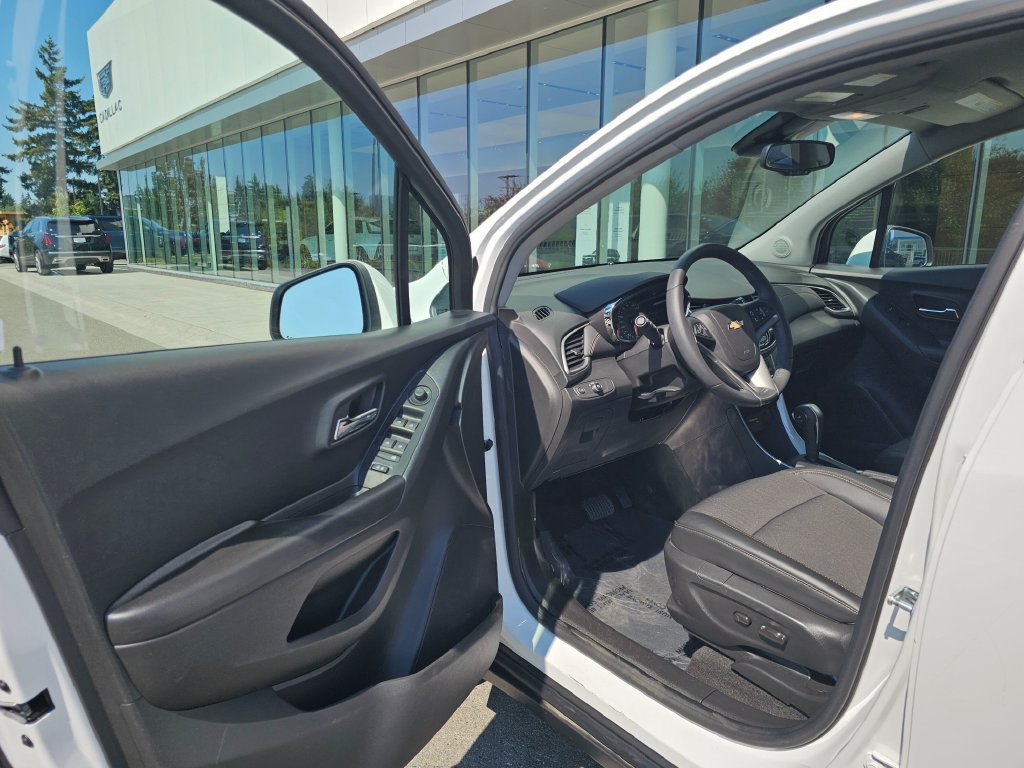 Used 2022 Chevrolet Trax LT w/ LT Convenience Package AWD/4WD image 22
