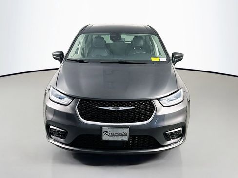 Used 2023 Chrysler Pacifica Touring-L FWD image 2