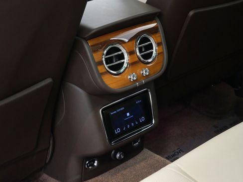 Used 2021 Bentley Bentayga Plug-In Hybrid AWD/4WD image 34