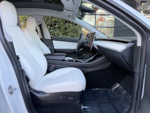 Used 2021 Tesla Model Y Long Range image 32