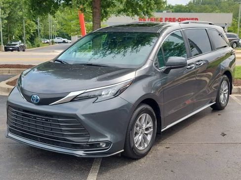 Used 2025 Toyota Sienna XLE FWD image 7
