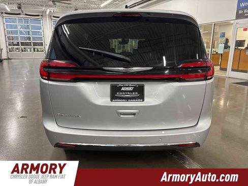 Used 2024 Chrysler Pacifica Touring-L image 5