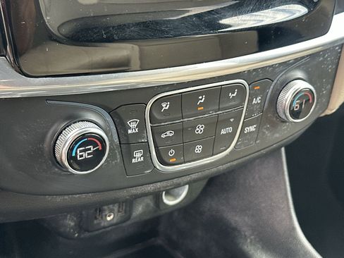 Used 2022 Chevrolet Traverse LS FWD image 16