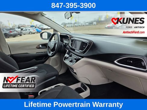 Used 2022 Chrysler Voyager LX image 35