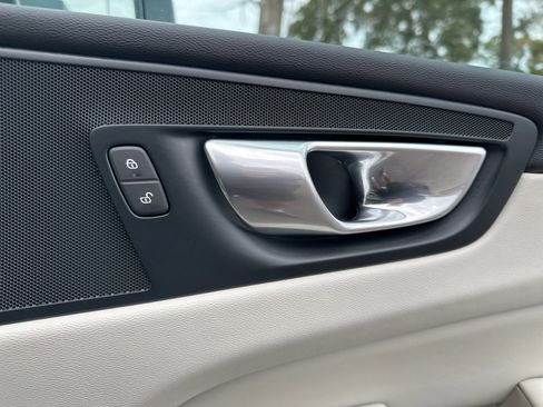 Used 2023 Volvo XC60 T8 Plus image 19