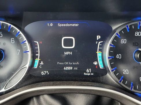 Used 2023 Chrysler Pacifica Touring-L FWD image 27