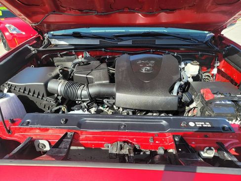 Used 2018 Toyota Tacoma SR5 AWD/4WD image 9