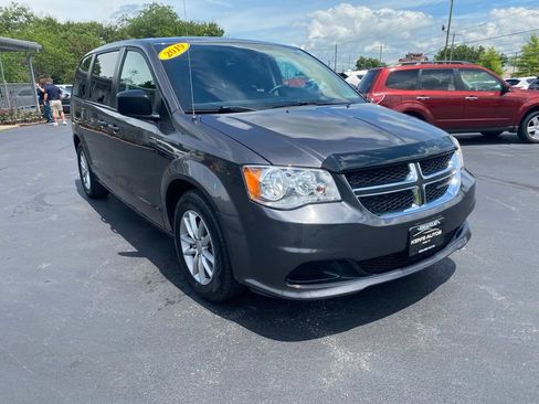 Used 2019 Dodge Grand Caravan SE FWD image 3