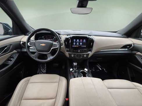 Used 2022 Chevrolet Traverse LT w/ LT Premium Package FWD image 16