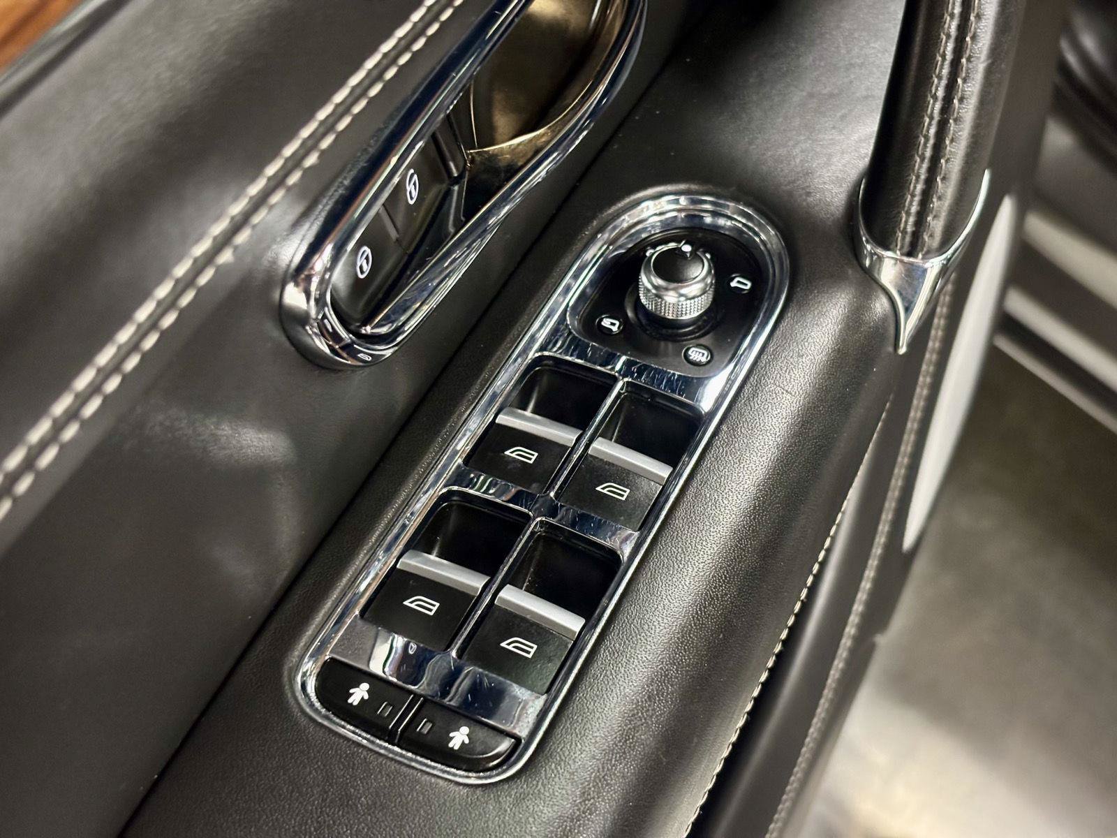Used 2018 Bentley Bentayga AWD/4WD image 14