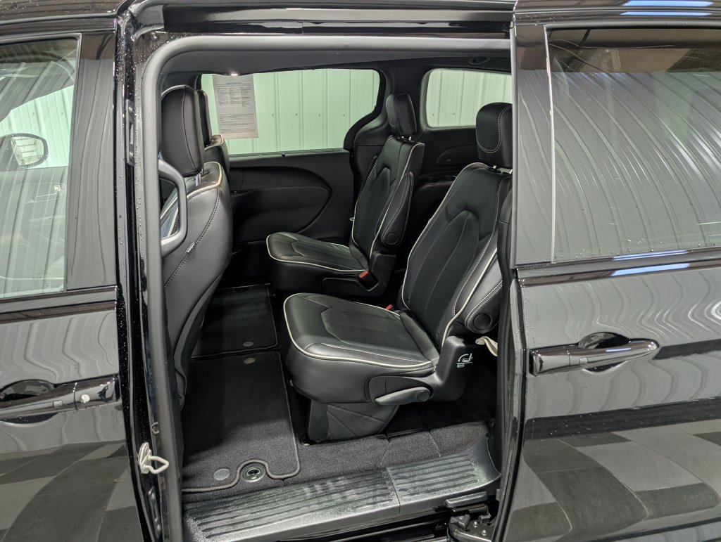 Used 2027 Chrysler Pacifica Limited FWD image 9