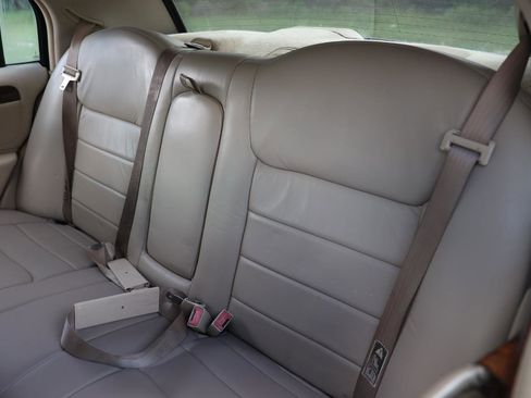 Used 2001 Lincoln Town Car Signature RWD image 8